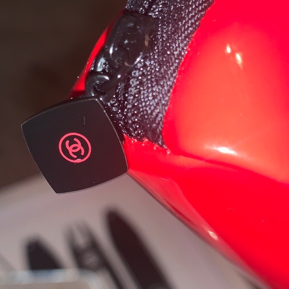 CHANEL COSMETIC/MAKEUP BAG MINI/SMALL. The perfect fit for your travel needs. - Picture 6 of 9